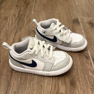 Nike Kids White and Navy Low-Top Sneakers